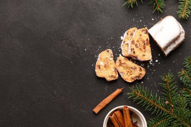 Lezzetli bir Noel kompozisyonu siyah arka planda çalınmış