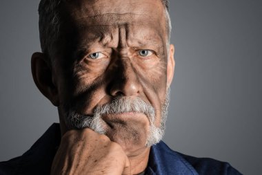 Gri arka plandaki olgun madenci, yakın plan.