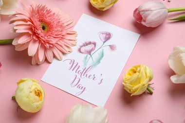 Pembe arka planda çiçekler olan şenlikli bir kartpostal. Anneler Günü kutlaması