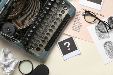 Hafif arkaplanda retro daktilo, suç dosyaları ve gözlük