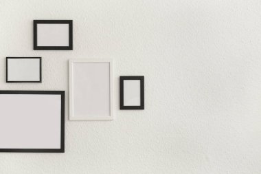 Işık duvarında fotoğraf çerçeveleri olan kompozisyon