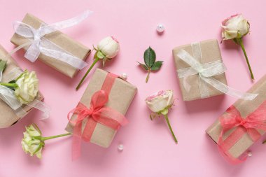 Pembe arka planda güzel güller olan hediye kutuları. Uluslararası Kadınlar Günü