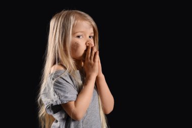 Karanlık bir geçmişi olan evsiz bir kız.