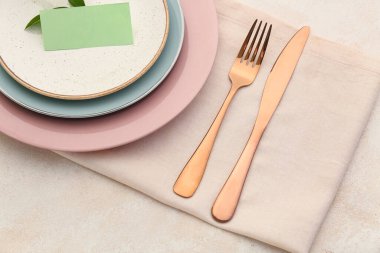 Açık arkaplanda çatal bıçak ve peçete