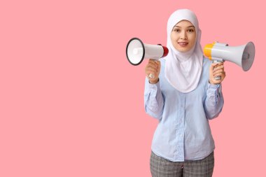 Pembe arka planda megafonları olan genç Asyalı Müslüman kadın. Ulusal Duyulma Günü