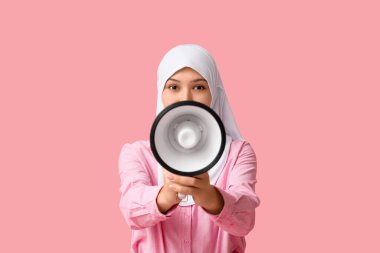 Pembe arka planda megafonu olan genç Asyalı Müslüman kadın. Ulusal Duyulma Günü