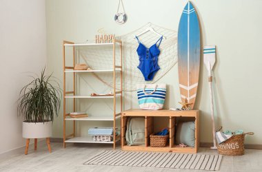 Raflar, sörf tahtası ve mayo ile aydınlatma odasının içinde.