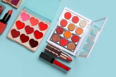 Mavi arka planda kozmetik ürünler seti. Üst görünüm