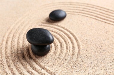 Kum zemininde siyah spa taşları