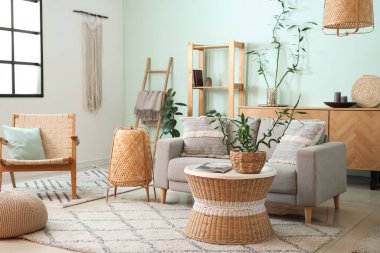 Bambu bitkisiyle modern oturma odasının içi