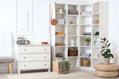 Giysileri ve dekorları olan şık bir aydınlatma odası.