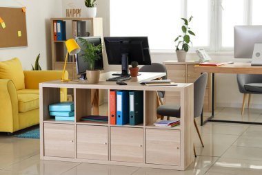 Moda ofisinde bilgisayar monitörleri olan modern işyeri