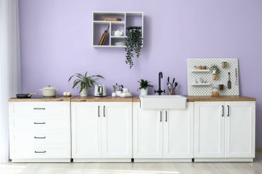 Modern stil mutfağın içi.