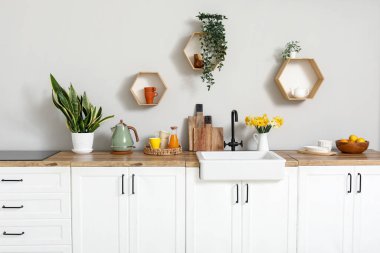 Beyaz tezgahlı mutfağın içi.