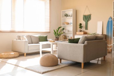 Sörf tahtası olan modern bir oturma odası.