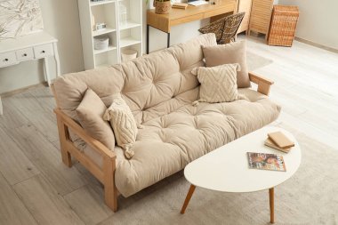 Rahat kanepesi ve sehpası olan modern bir oda.