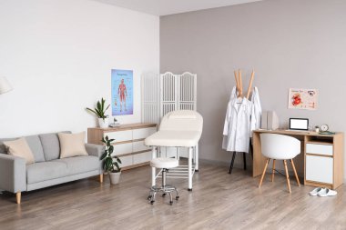 Kanepesi, kanepesi ve doktorunun çalışma yeri olan bir muayenehane.