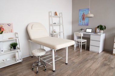 Kanepe, raf üniteleri ve doktorların çalışma yeri olan sağlık bürosu.