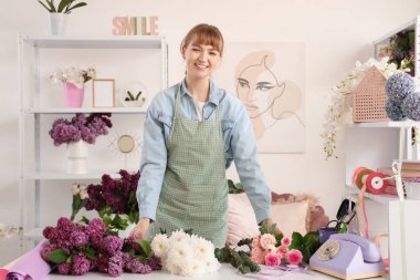 Dükkanda buket için çiçekleri olan kadın çiçekçi.