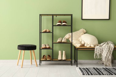 Koridorda ayakkabılı raf ünitesi