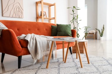 Kahverengi kanepesi ve kahve masası olan aydınlık oturma odasının içinde.