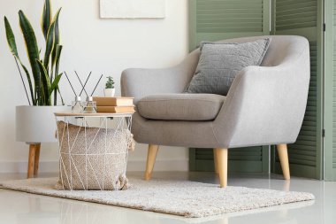 Modern oturma odasındaki masa ve koltukta Aroma ayırıcıları