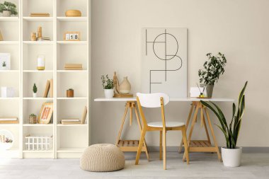 Aroma yayıcı ve ev bitkileri oturma odasının içindeki masada.