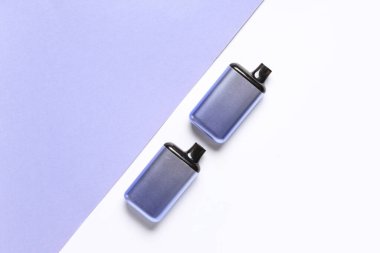 Renkli arka planda elektronik sigaralar