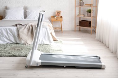 Işık yatak odasının içinde modern koşu bandı