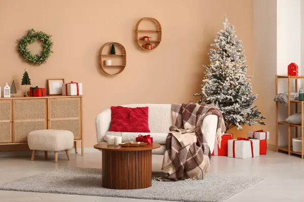 Noel ağacı ve hediyelerle modern oturma odasının şık bir iç mekanı.