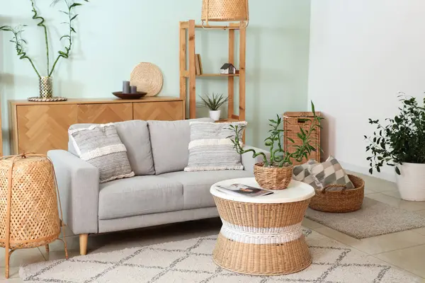 Kahve sehpası ve bambu bitkisi olan şık bir kanepe.