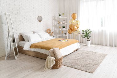 Yatak odası büyük yatak odası ve pencerenin yanında hava balonları.