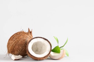 Beyaz arkaplanda taze hindistan cevizi ve yapraklar