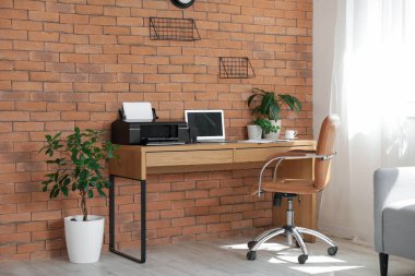 İş yeri, yazıcı ve fabrikalarla birlikte ofis içi