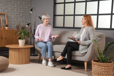 Mutlu genç kız ofiste psikologla konuşuyor.