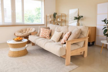 Koltuğu, koltuğu ve katlanır perdesi olan şık bir oturma odası.