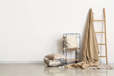 Zarif odada yumuşak yastıklar ve merdiven