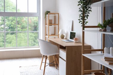 Çalışma yeri ve raf üniteleri olan aydınlatma odasının içi