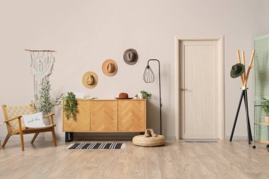 Ahşap klozet, elbise askısı ve şapkası olan modern koridor.