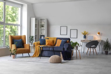 Şık kanepesi ve koltuğu olan modern bir oturma odası.