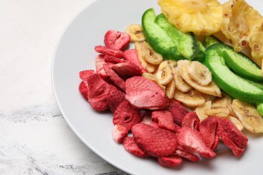 Beyaz arka planda farklı susuz meyve ve böğürtlen tabakları