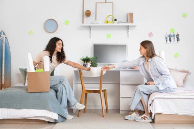 Yurt odasının önünden geçen kız öğrenciler taşınma günü