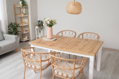 Modern yemek odasında masa ve sandalye.