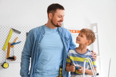 Mutlu baba ve evdeki farklı enstrümanlarla küçük oğlu