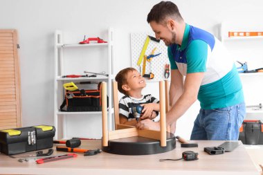 Mutlu baba ve farklı enstrümanları olan küçük oğlu evde toplanıyor.