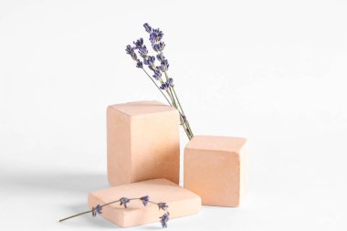 Beyaz arkaplanda lavanta çiçekleri olan dekoratif podyumlar