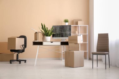 Taşındığı gün ofiste karton kutular ve sandalyeler olan işyeri