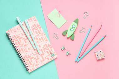 Renkli arka planda kırtasiyeli plastikten yapılmış roket. Üst görünüm