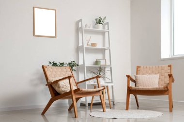 Koltukları ve raf ünitesi olan modern şık bir oturma odası.