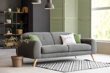 Rahat kanepe, halı ve sallanan lambalar oturma odasında.